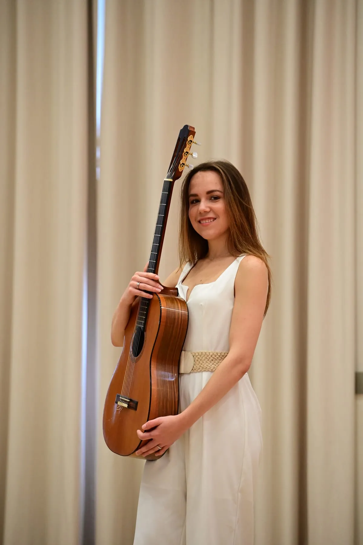 Margaréta Lakner holding her classical guitar before a concert