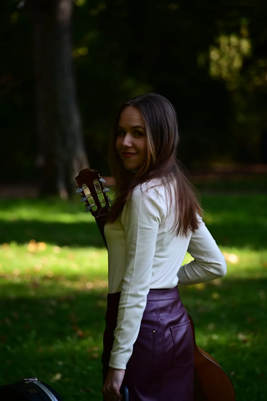 Margaréta Lakner outdoors with her classical guitar