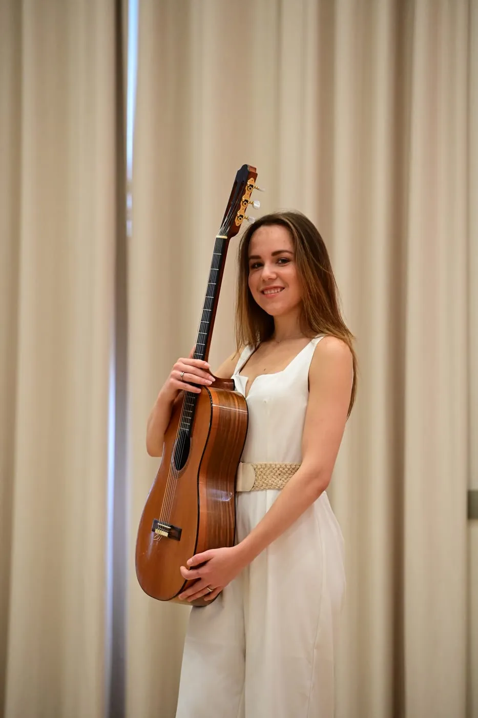 Margaréta Lakner with her classical guitar before a concert